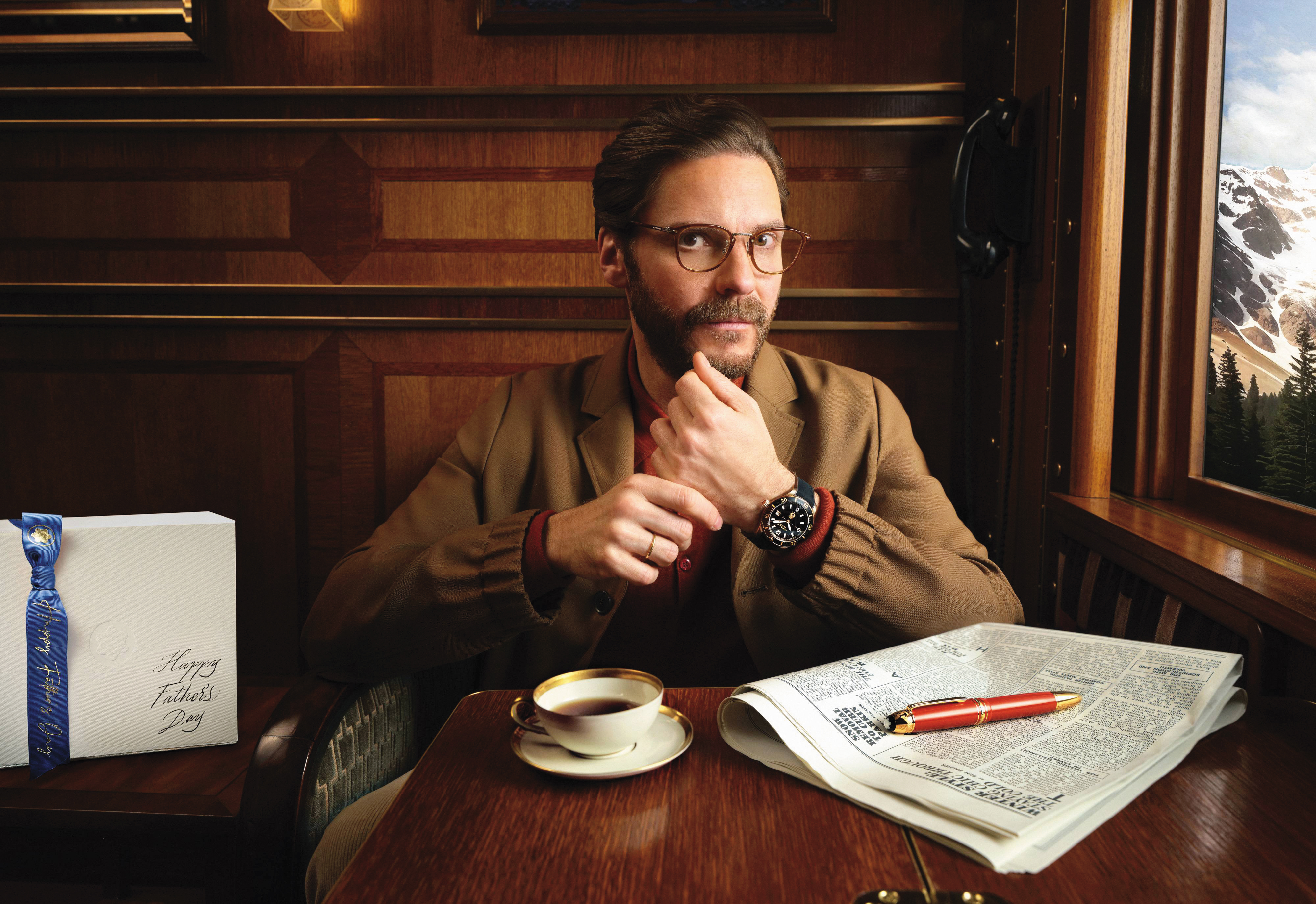 演員Daniel Brühl拍攝的宣傳照,是在品牌打造的「萬寶龍全景之旅」(Montblanc Voyage of Panorama)車廂。(萬寶龍提供)