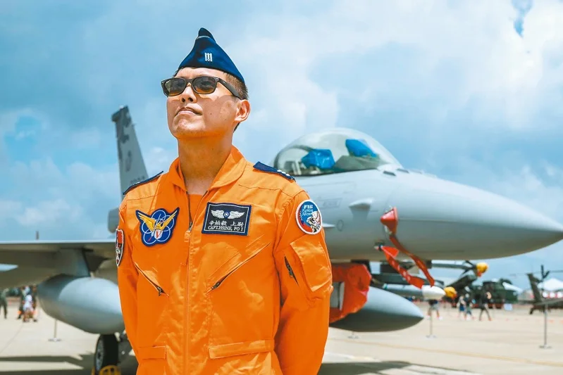 總統府追晉飛官辛柏毅為空軍少校。(翻攝自臉書 IDF經國號)