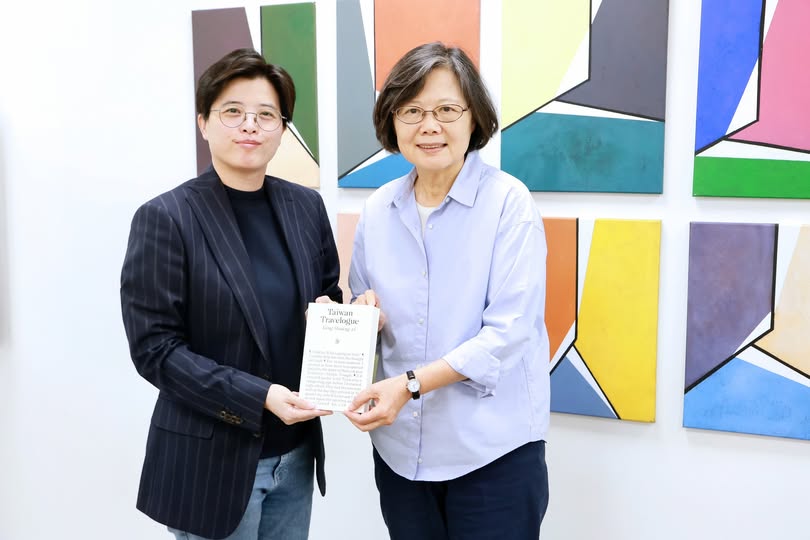 蔡英文恭喜楊双子創作、金翎翻譯的長篇小說《臺灣漫遊錄》獲獎。(翻攝自蔡英文臉書)
