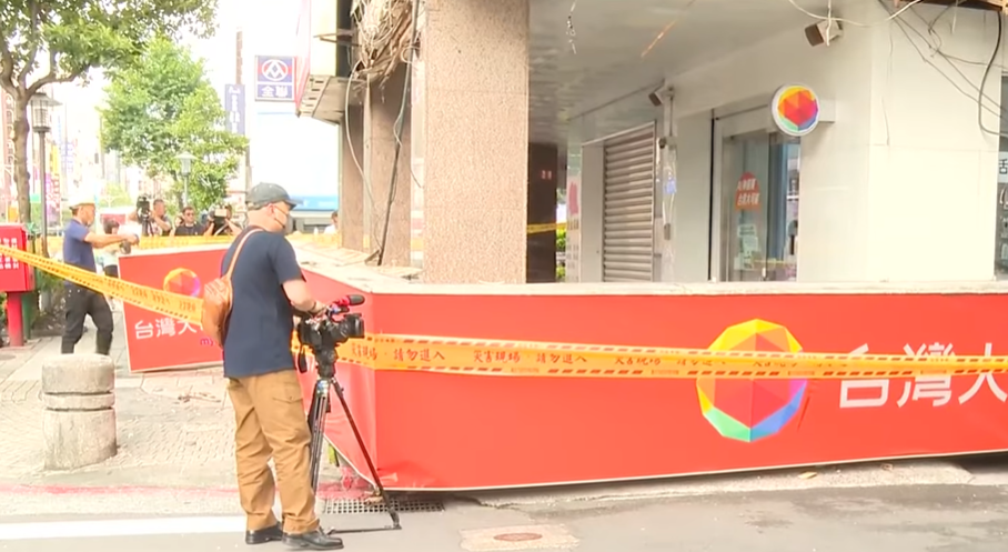 台北市東區6日發生大型招牌掉落事件,有2名路人遭砸傷。