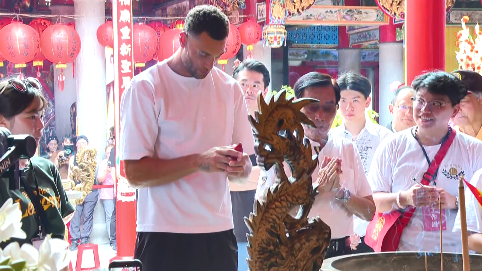 【生活特輯】NBA灌籃王  Zack LaVine 降臨桃園大溪！揮毫「鵬程萬里」、體驗北管打鼓  直呼桃園處處是驚喜
