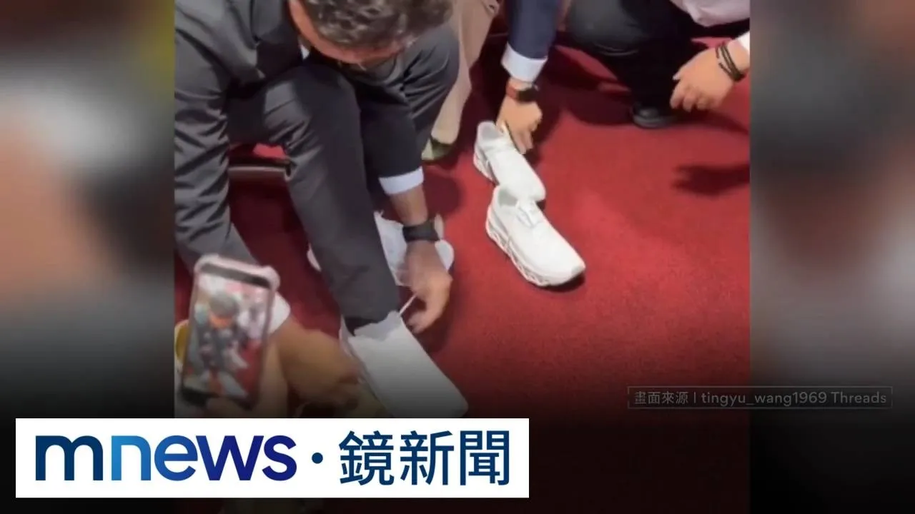 沈伯洋開箱新鞋「洋流鞋帶綁法」一氣呵成！　民眾：太快看不清