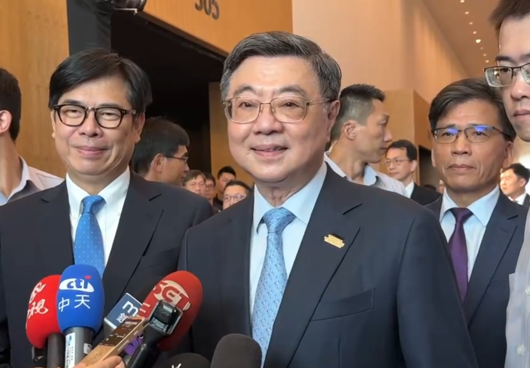 卓榮泰(中)今日到高雄出席活動時受訪。