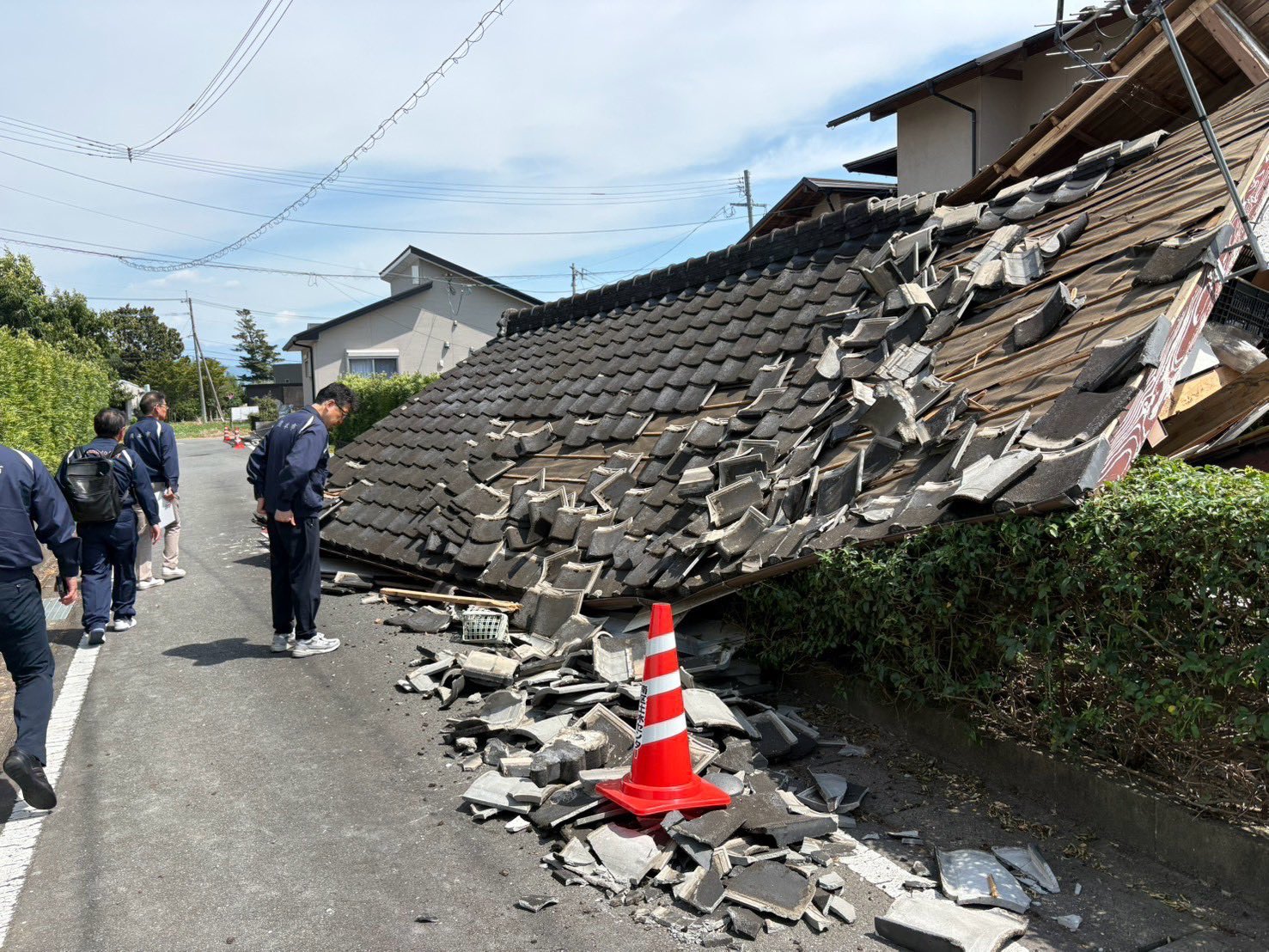 日本熊本縣7月28日發生芮氏規模7.1的強震,釀39人死亡、24人重症,房屋損失超過2.1萬棟。(翻攝自X@K_Onishi)