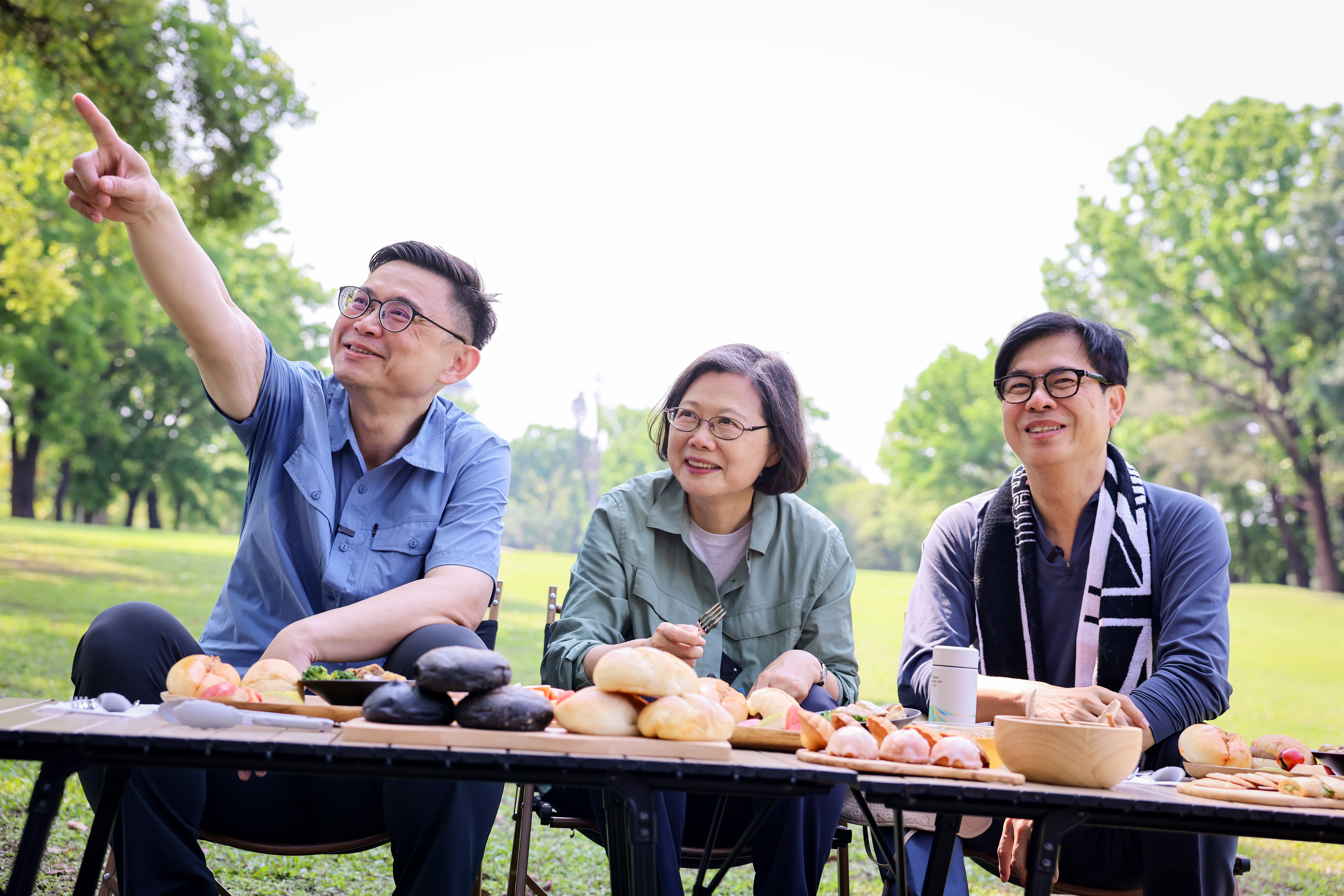 賴瑞隆、蔡英文與陳其邁(由左至右)合體果嶺健行野餐。(賴瑞隆辦公室提供)