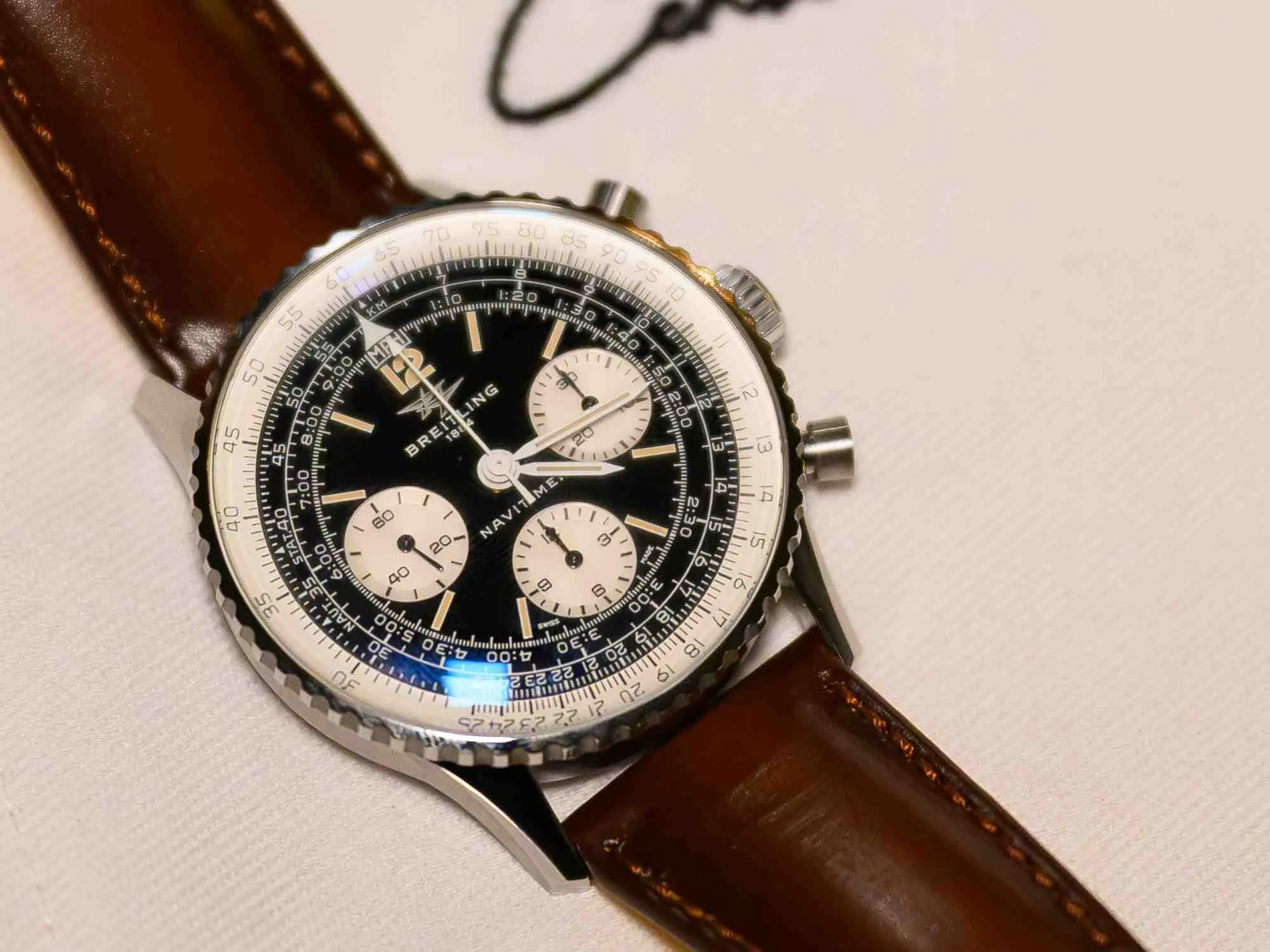 錶誌／GWD 2026 日內瓦錶展現場直擊：飛行錶的爵士年代！BREITLING 發表 Navitimer Miles Davis 限量錶，並公開「百年靈社交俱樂部」會員計劃