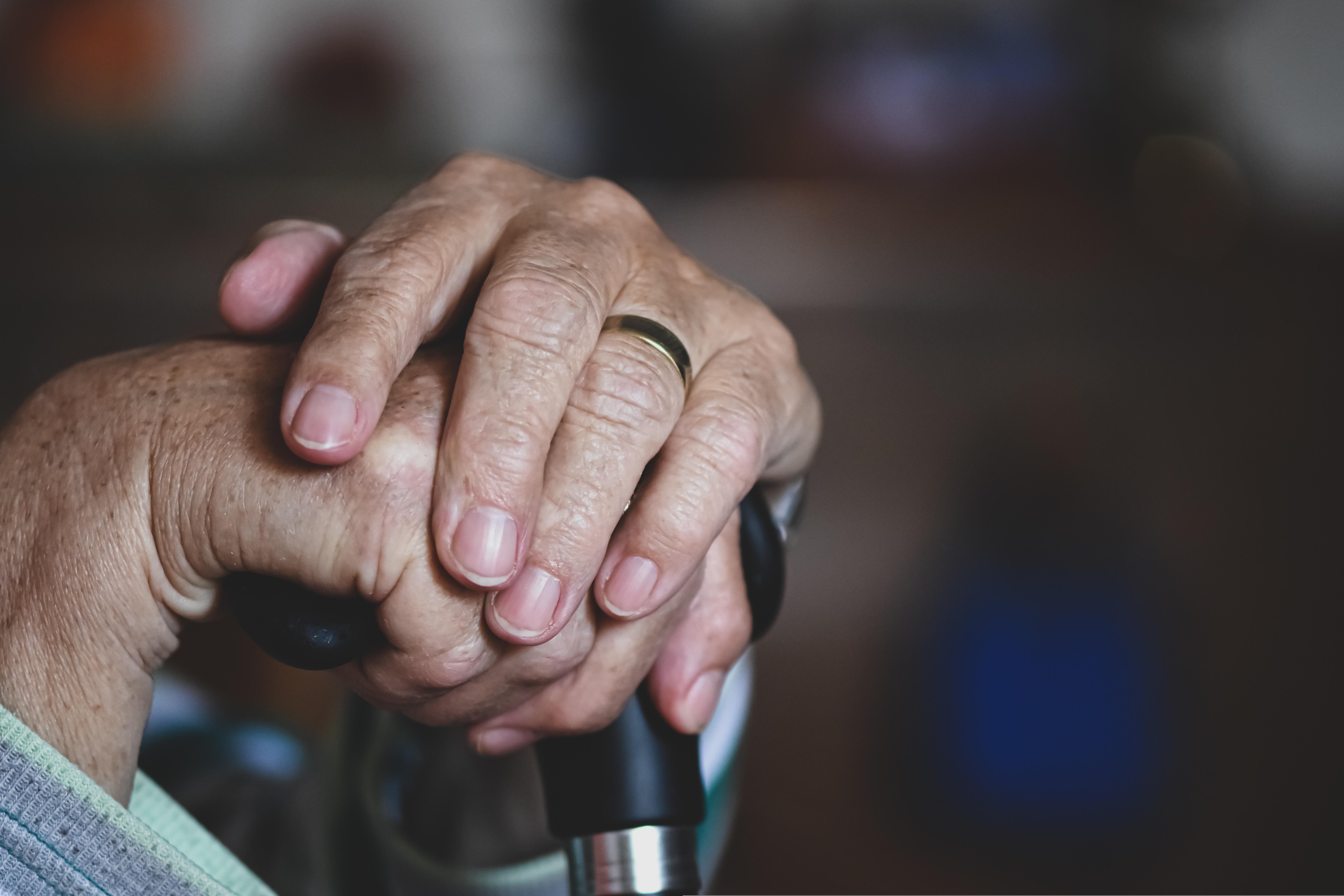 26歲男照服員只因為82歲女住戶不配合,就毆打她並將其重摔在地致傷,該照服員已被警方逮捕;示意圖。(pixabay/Image by Alexa )