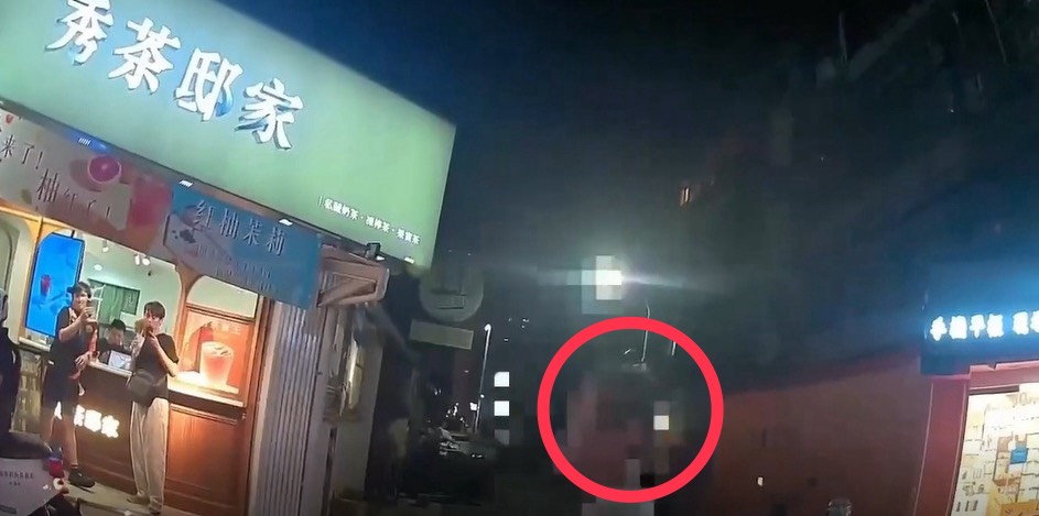 婦人(紅圈處)被警方勸導離開。(警方提供)