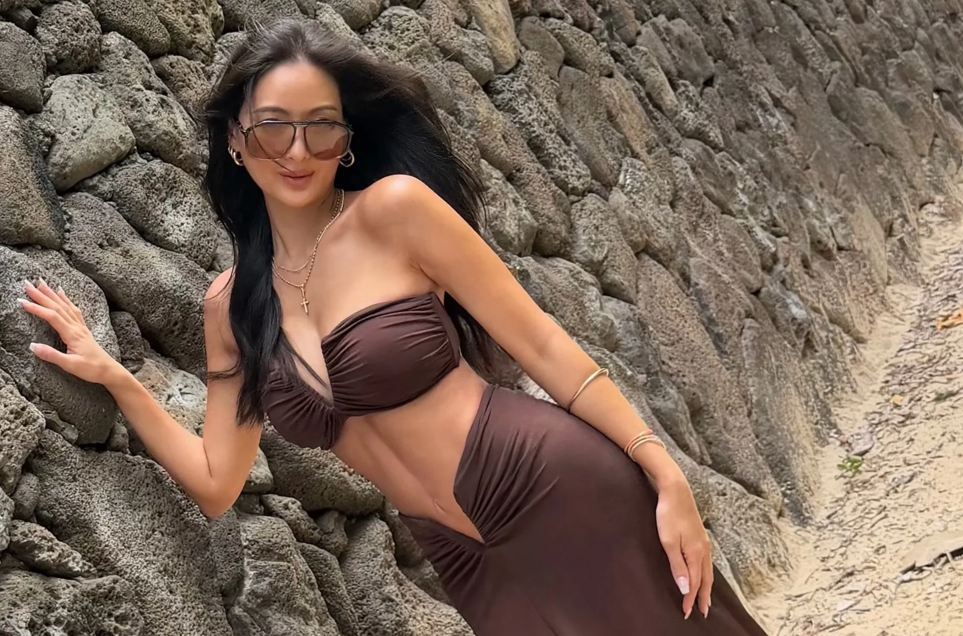 48歲「最辣阿嬤」孫芸芸胸前挖空曬水蛇腰！　赤腳狂奔大讚：生活太美好