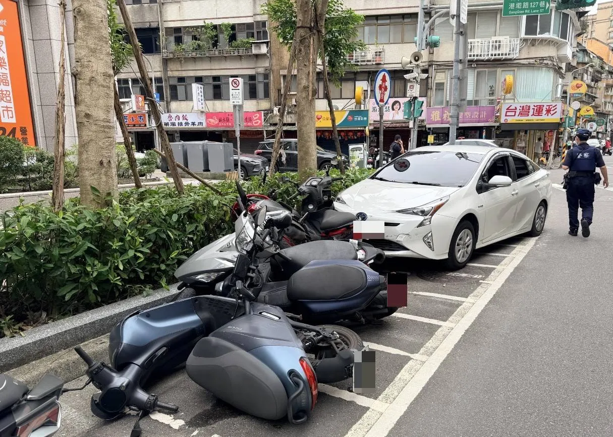 內湖6旬翁開車突昏迷　慢速撞翻5機車「困車內」OHCA送醫急救