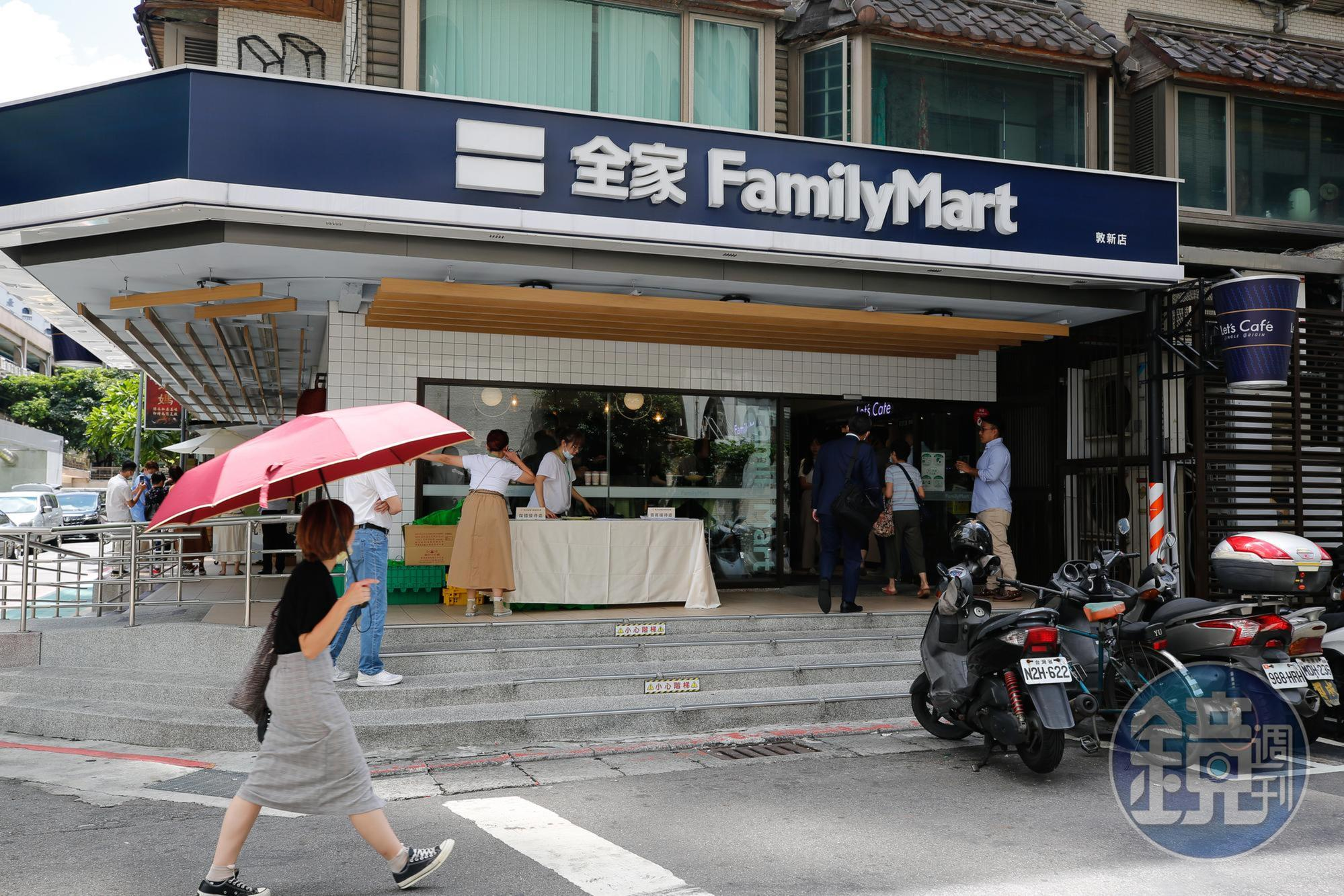 日本網紅認為台灣超商對寵物非常友善,經常可見到狗狗自由進出超商避暑。(示意圖,本刊資料照)