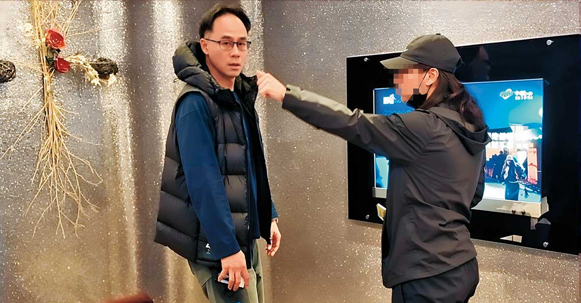 職籃教練許智超(左)與小三在摩鐵幽會,被妻子(右)抓包質問。(讀者提供)