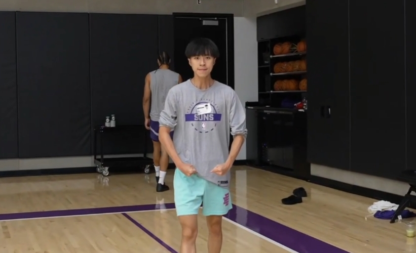 台灣最強高中生Ray與NBA球員布魯克斯尬球。(翻攝自twitch rayasianboy)