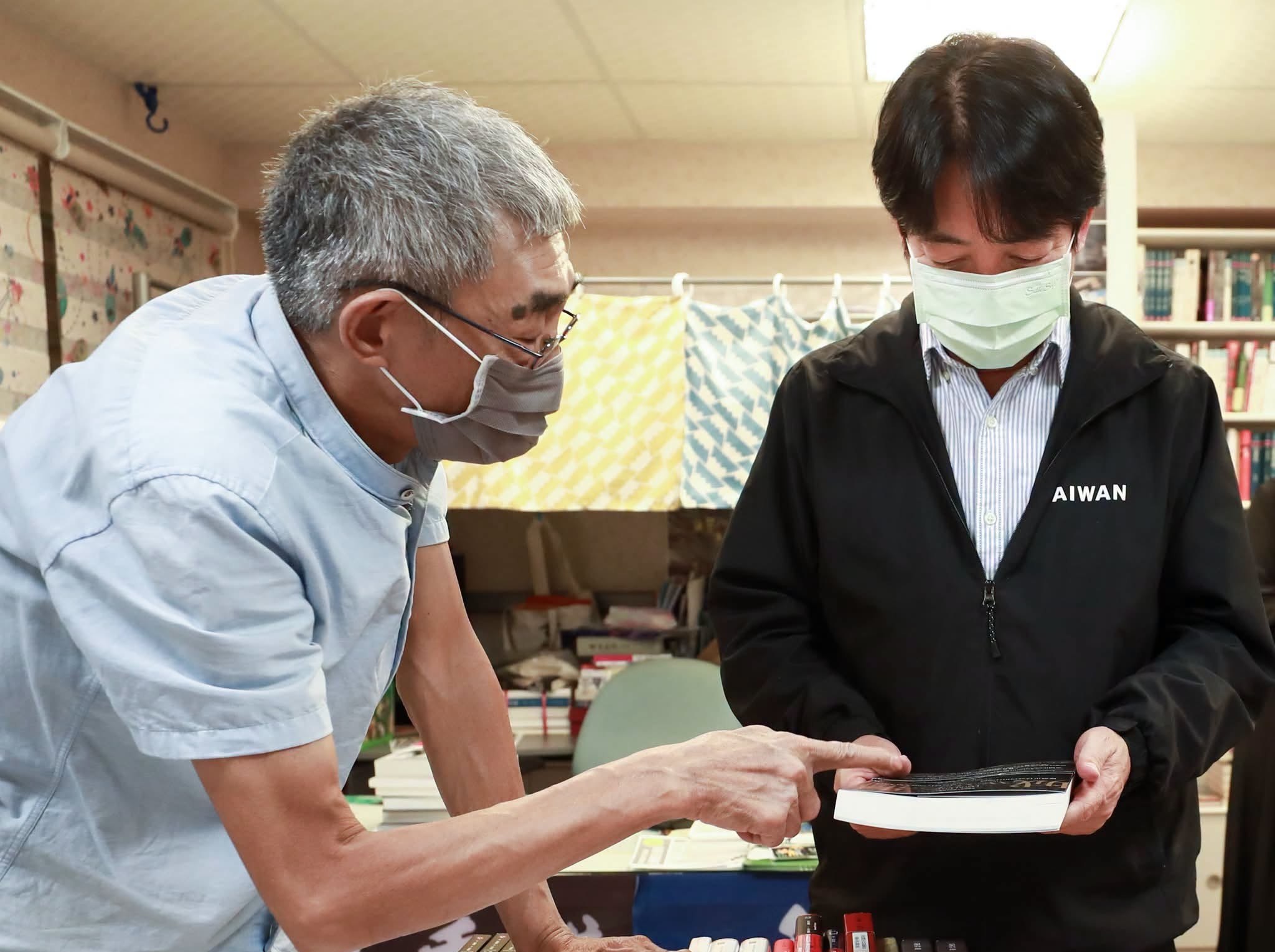 總統賴清德(右)貼出與林榮基合照,哀悼香港人權鬥士逝去。(翻攝自賴清德臉書)