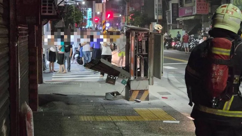 蘆洲變電箱凌晨突爆炸！濃煙竄出後「砰一聲」　碎片波及5機車住戶嚇爛
