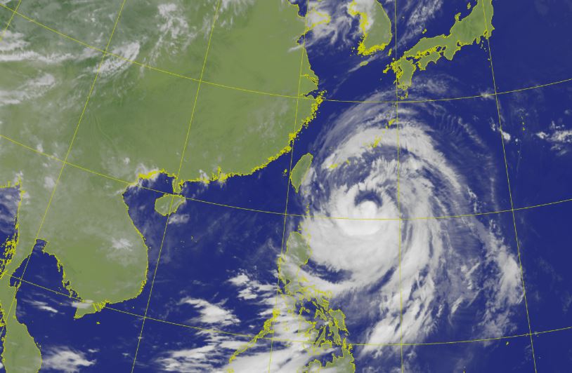 氣象署預估,巴威颱風今日晚間至明日白天對台灣影響最明顯,陽明山區甚至可能出現超大豪雨。(氣象署提供)