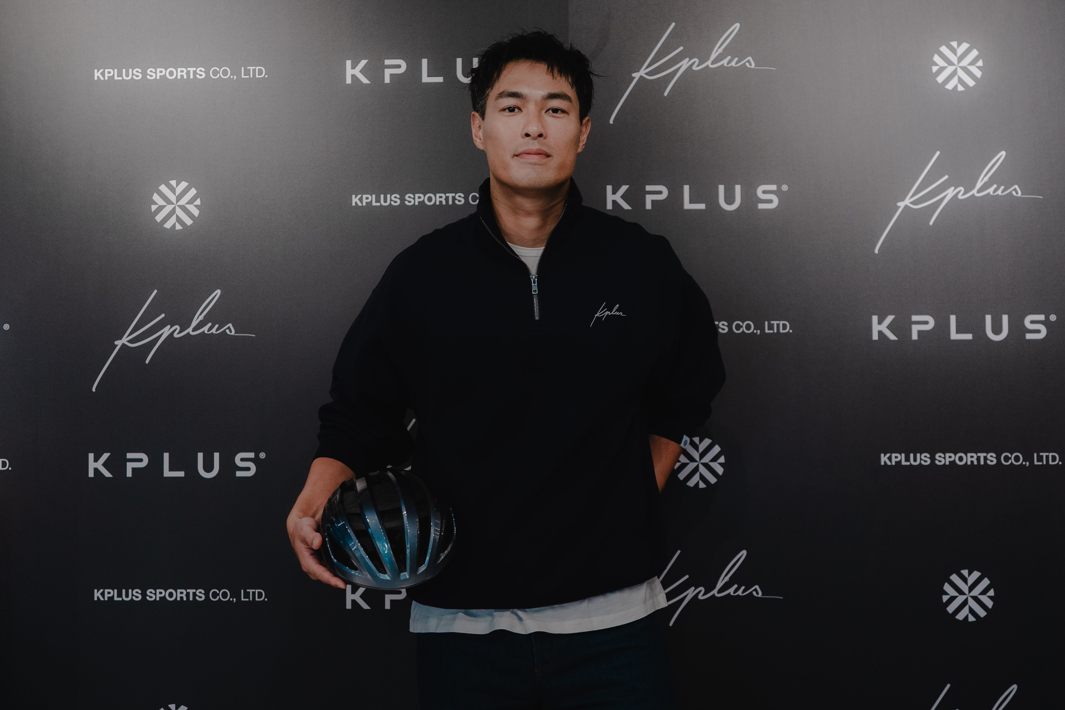 剛參加完鐵人三項賽事的楊祐寧,成為自行車安全帽品牌大使,他分享參賽過程,既好玩又崩潰。(KPLUS 提供)
