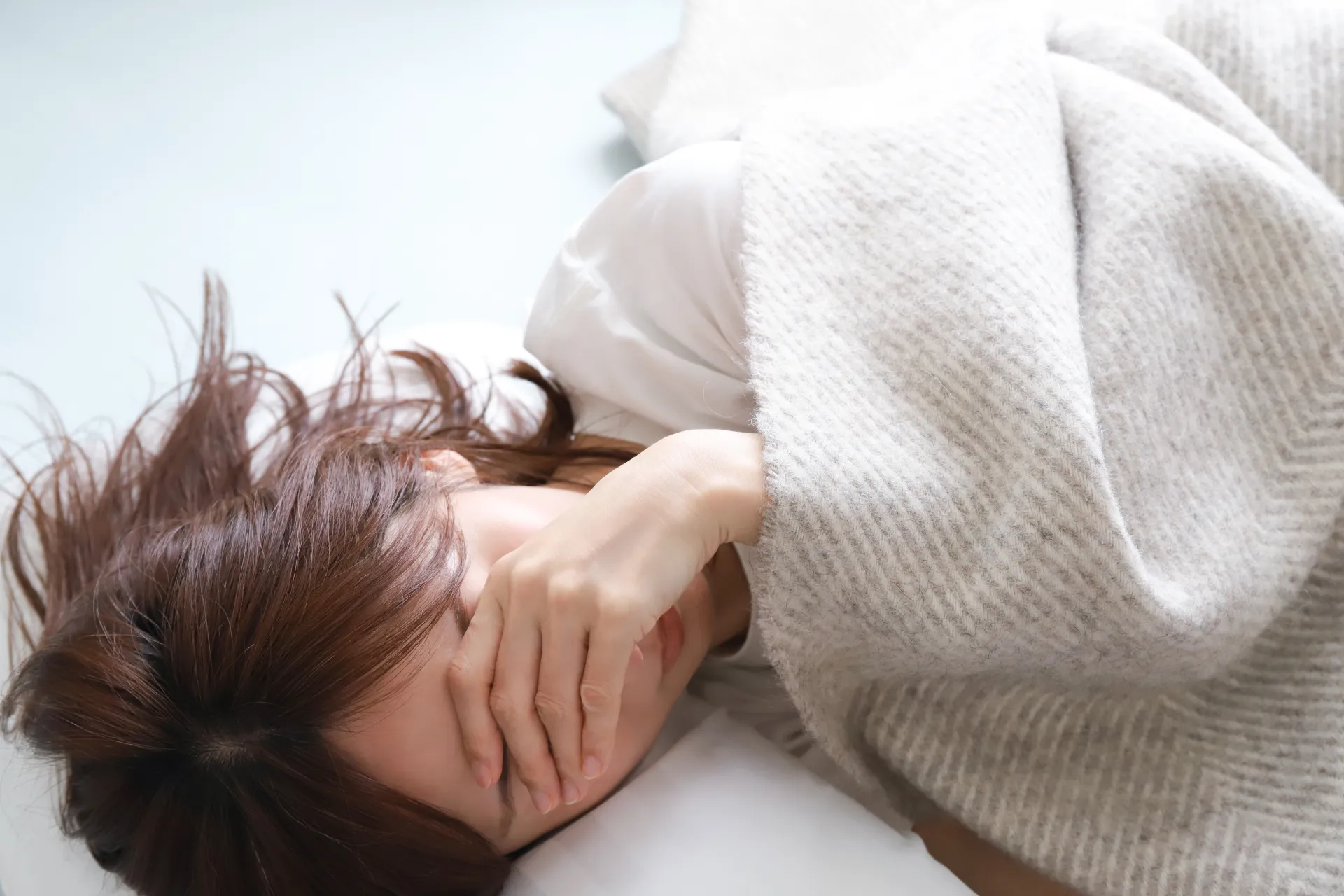 週末補眠也難救！醫揭「大腦黃金睡眠時數」　睡少或睡多都傷腦