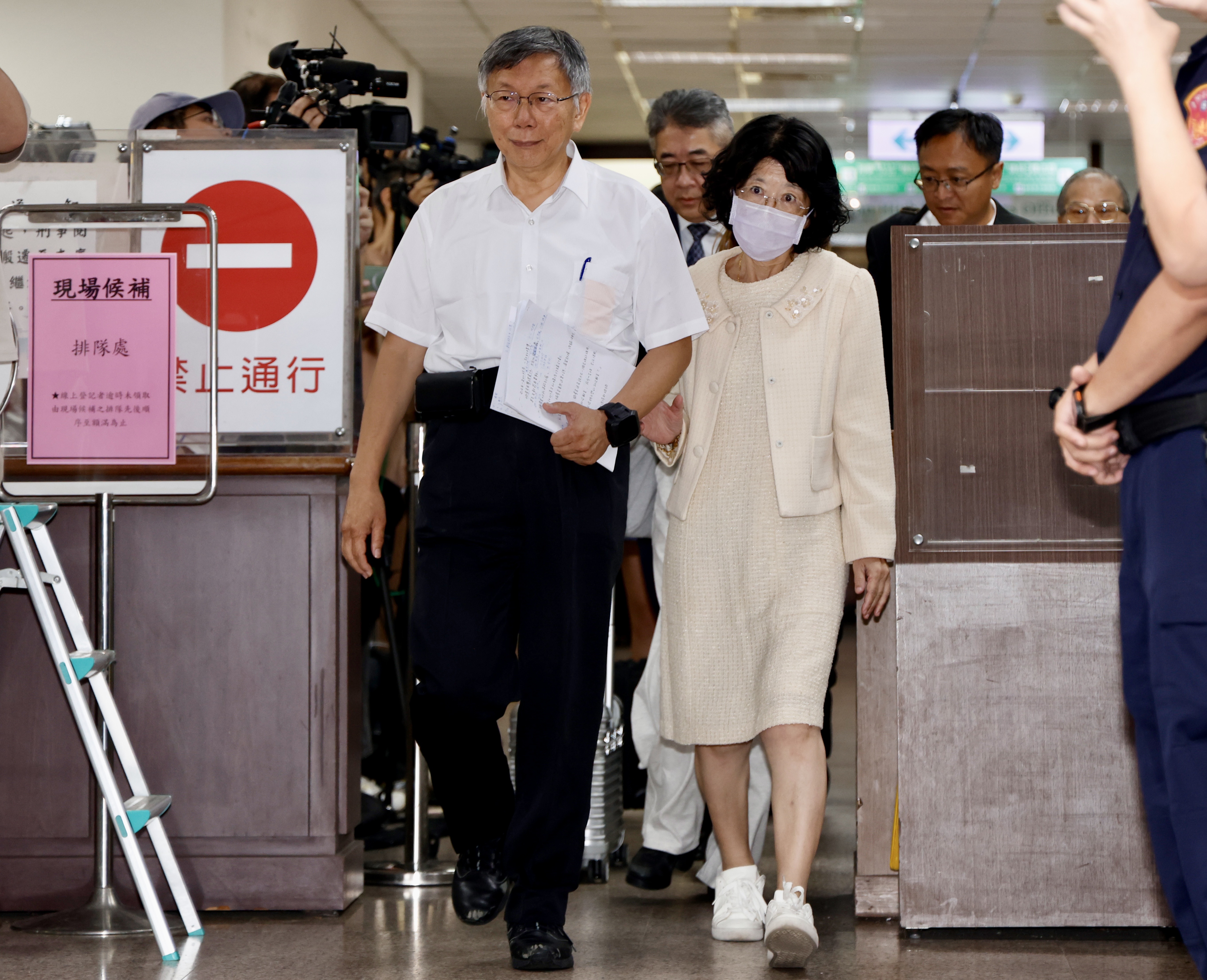 高院今首度傳喚柯文哲開庭,他與妻子陳佩琪一同步出高院。