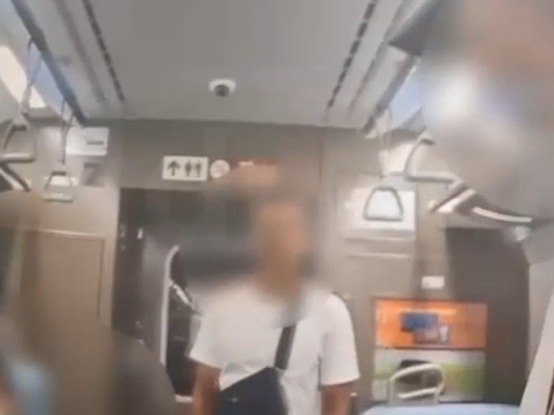 一名男子昨(30日)中午搭乘台鐵時,於車廂內偷偷吸食電子菸。(翻攝畫面)