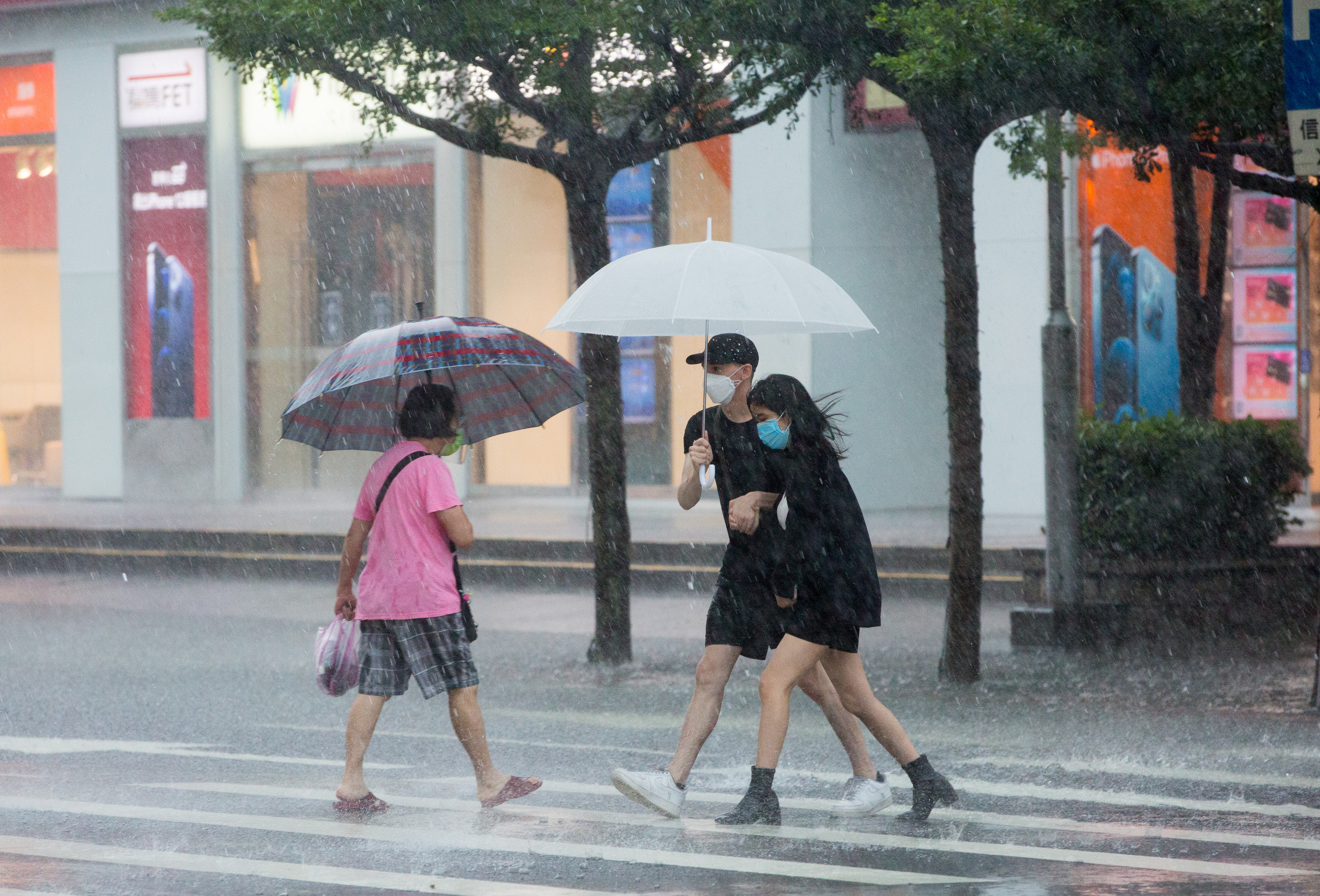 今日下午梅雨鋒面報到籠罩全台,雨勢增強後北台灣氣溫將跟著轉涼。(本刊資料照)
