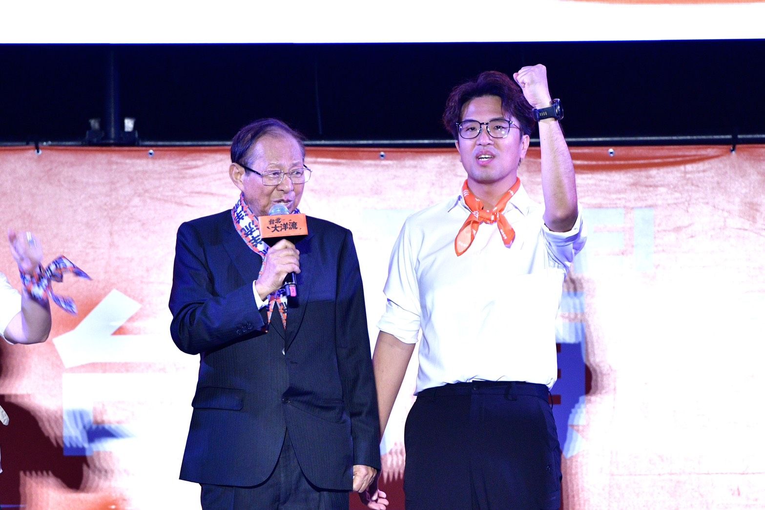 蘇春槐返台為沈伯洋站台,高喊「台北市長不需要什麼權貴」(鏡報李智為)