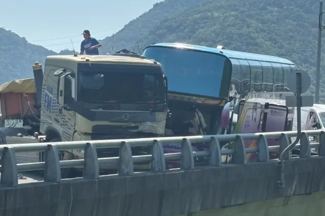 宜蘭台9線嚴重車禍！5車撞一團「小客車嚴重變形」　至少5人受傷「還有人受困」　