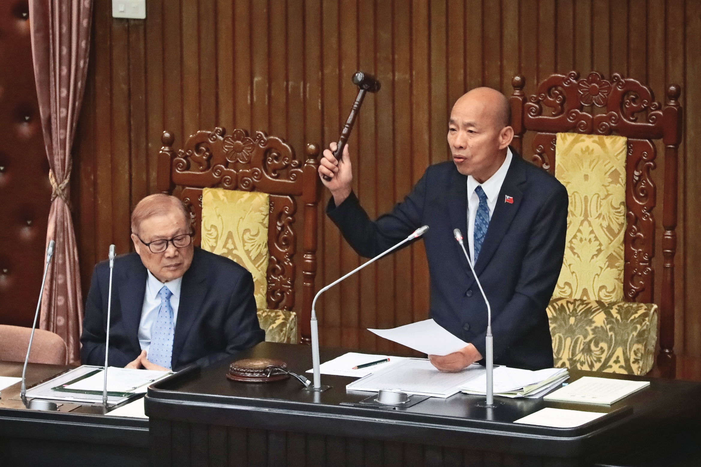 朝野協商卡關,立法院長韓國瑜(右)發飆痛罵立法院病態,被暗黑勢力把持。(鏡報林煒凱)