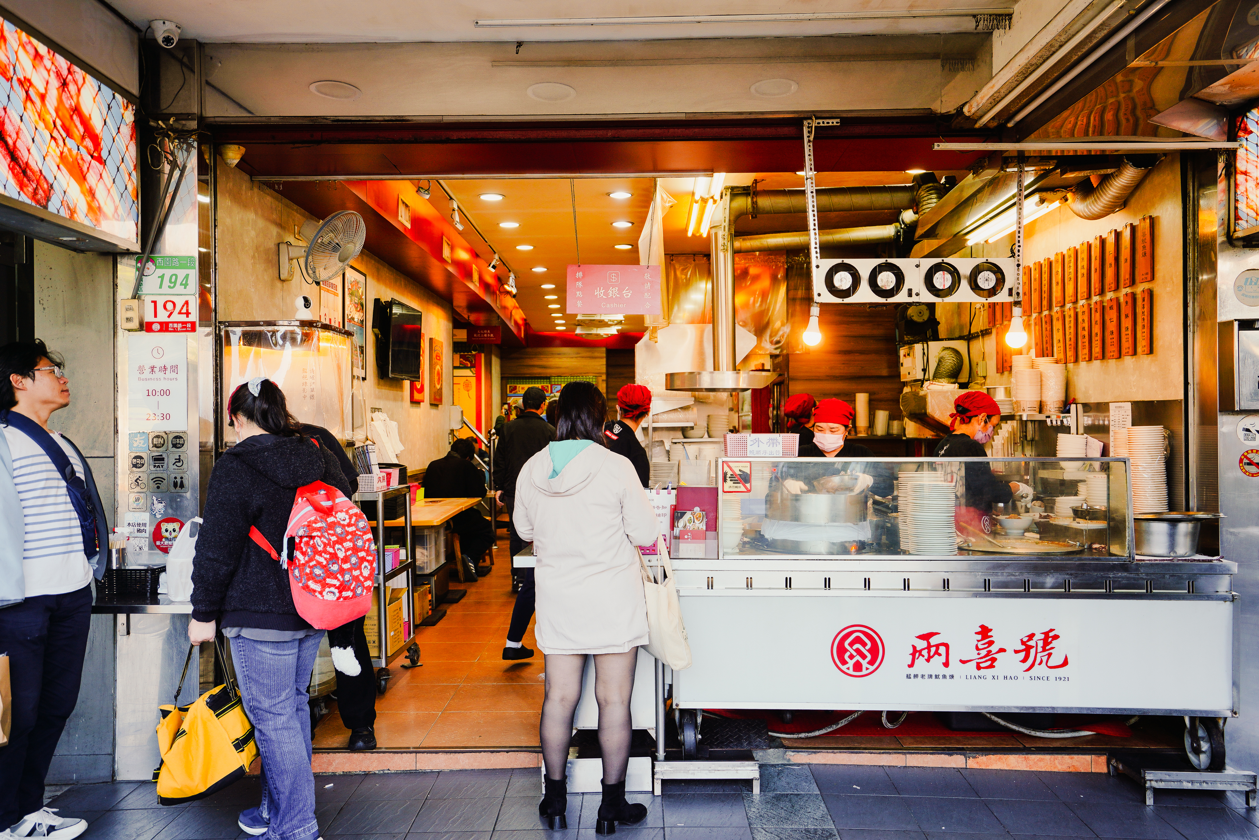 萬華百年名店「兩喜號」第二代頭家嬤陳王惠美女士圓滿完成人生旅程。陳王惠美一生守護家族「油湯」事業,以爽朗熱情的招呼聲成為品牌最溫暖的印記,謝幕消息引發無數老主顧不捨。(本刊資料照)