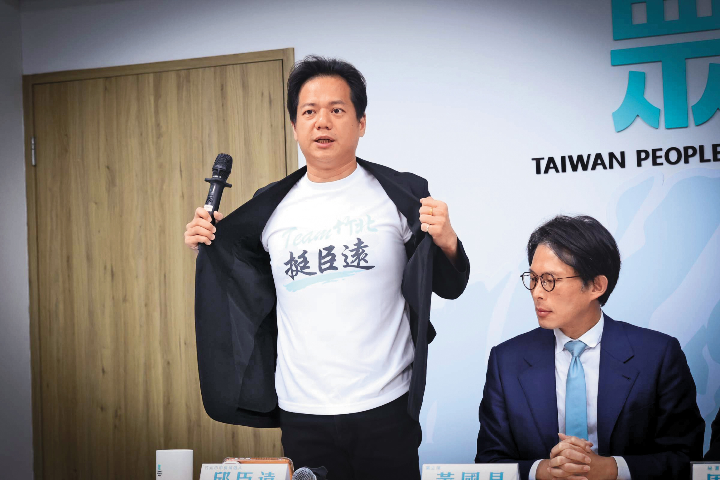 白營力推邱臣遠(左)參選竹北市長,將與藍綠上演三腳督亂鬥。右為民眾黨主席黃國昌。(鏡報劉耀勻)