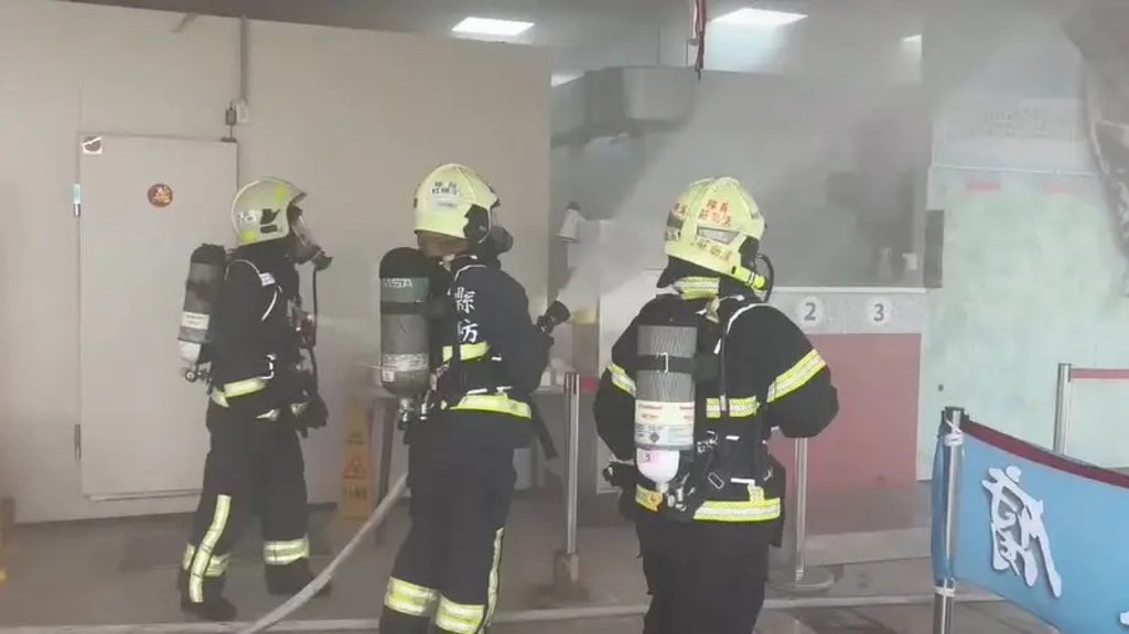 宜蘭玉里橋頭臭豆腐礁溪店今日下午傳出火警,現場用餐顧客倉皇逃生,消防人員到場佈線滅火。(翻攝畫面)