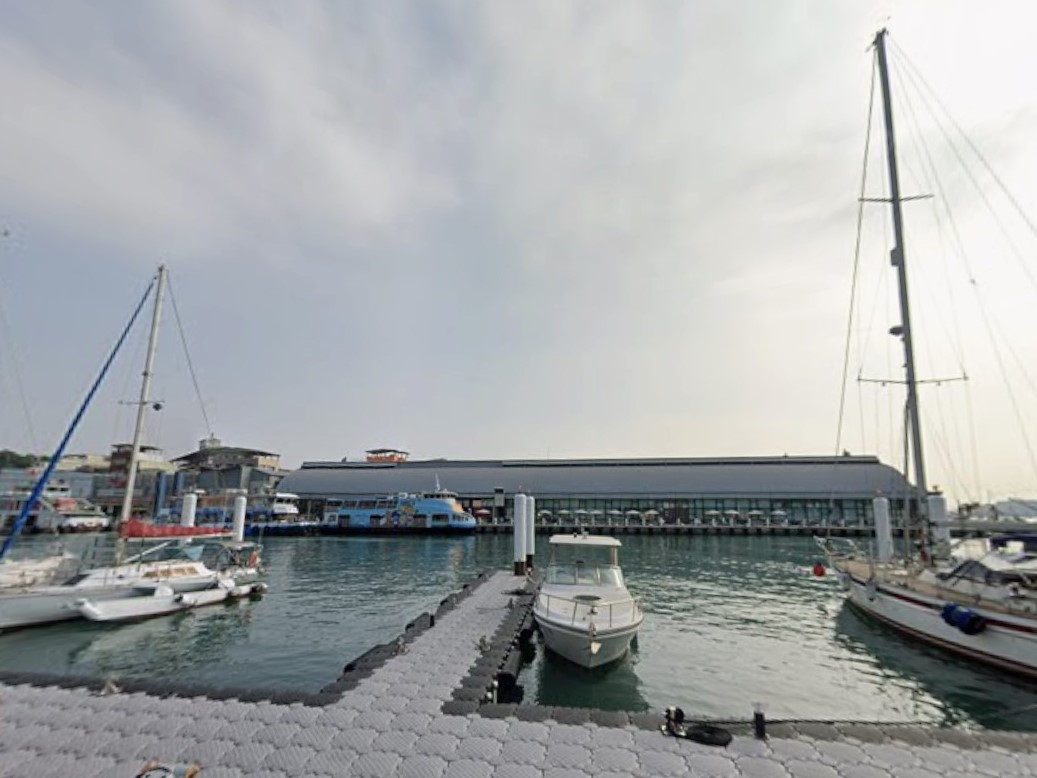海軍一名19歲官兵於昨(8日)被發現浮沉於高雄哨船頭碼頭,送醫不治。(翻攝自Google Maps)