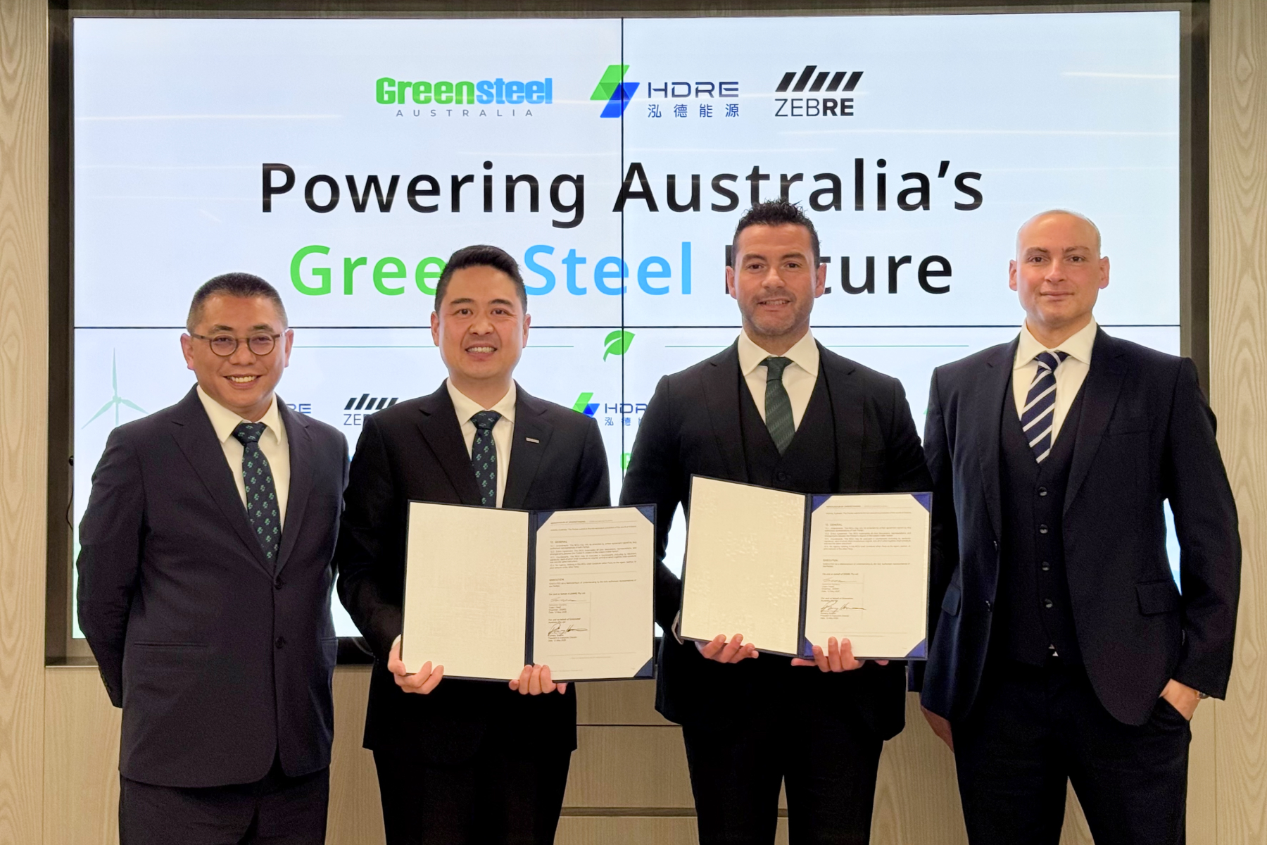 泓德能源旗下ZEBRE平台與Greensteel Australia簽署MOU 。左起泓德總經理周仕昌、董事長謝源一、Greensteel Australia執行董事長暨執行長Romany Ibrahim、總裁兼執行董事Mena Ibrahim。(泓德能源提供)