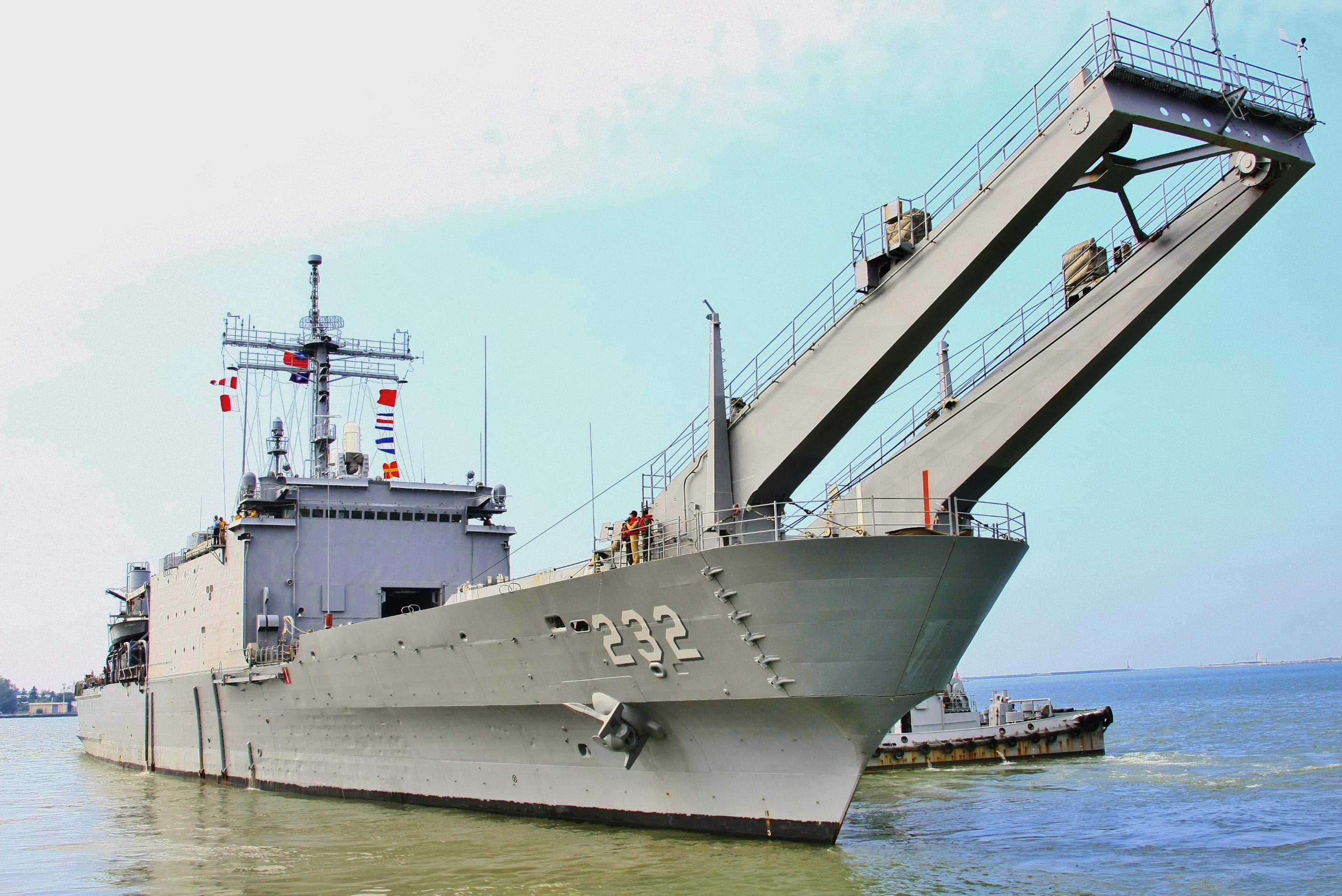 海軍中和艦於台中港外海,與中國漁船擦撞!海巡署協處調查。(翻自《維基百科》)
