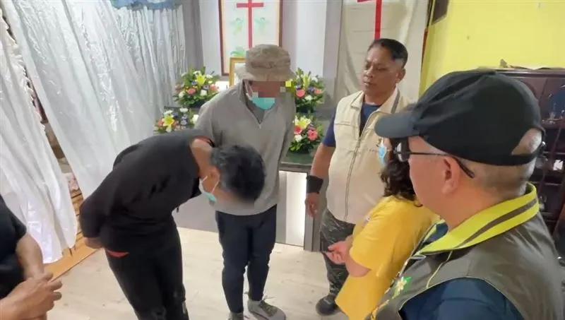 泛舟受困害勇消殉職！獲救2人直奔靈堂上香　家屬盼另3人現身致意