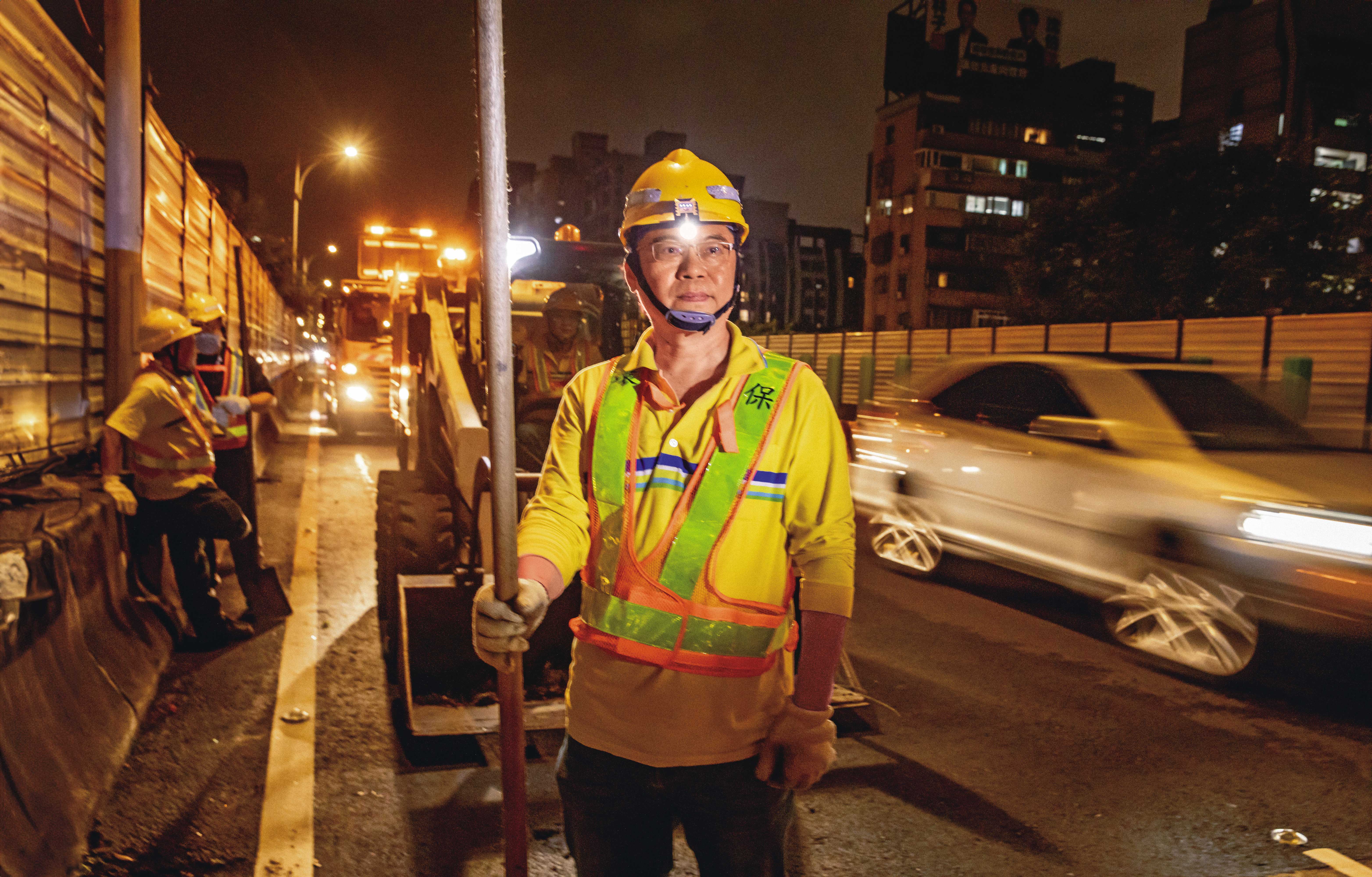 夜勤分隊從網路上買工具來改裝,以因應隧道、車行/人行地下道、高架道路的作業需求。