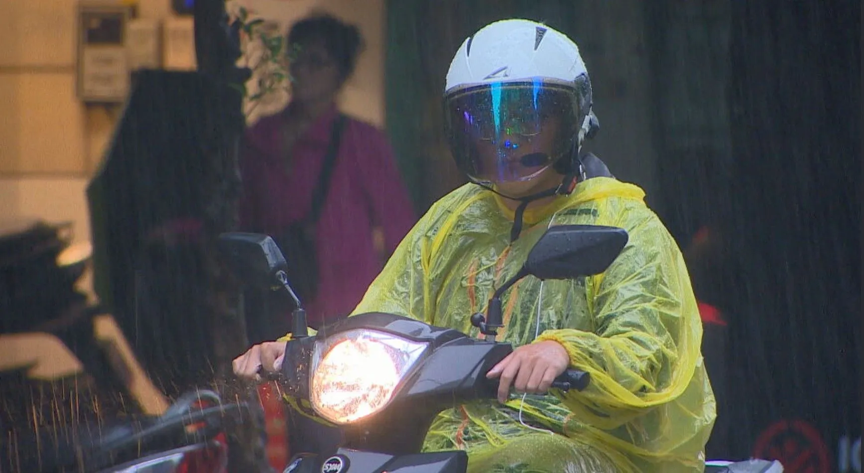 騎士雨衣丟垃圾桶挨罰　環保局公布「材質判定法」教正確回收