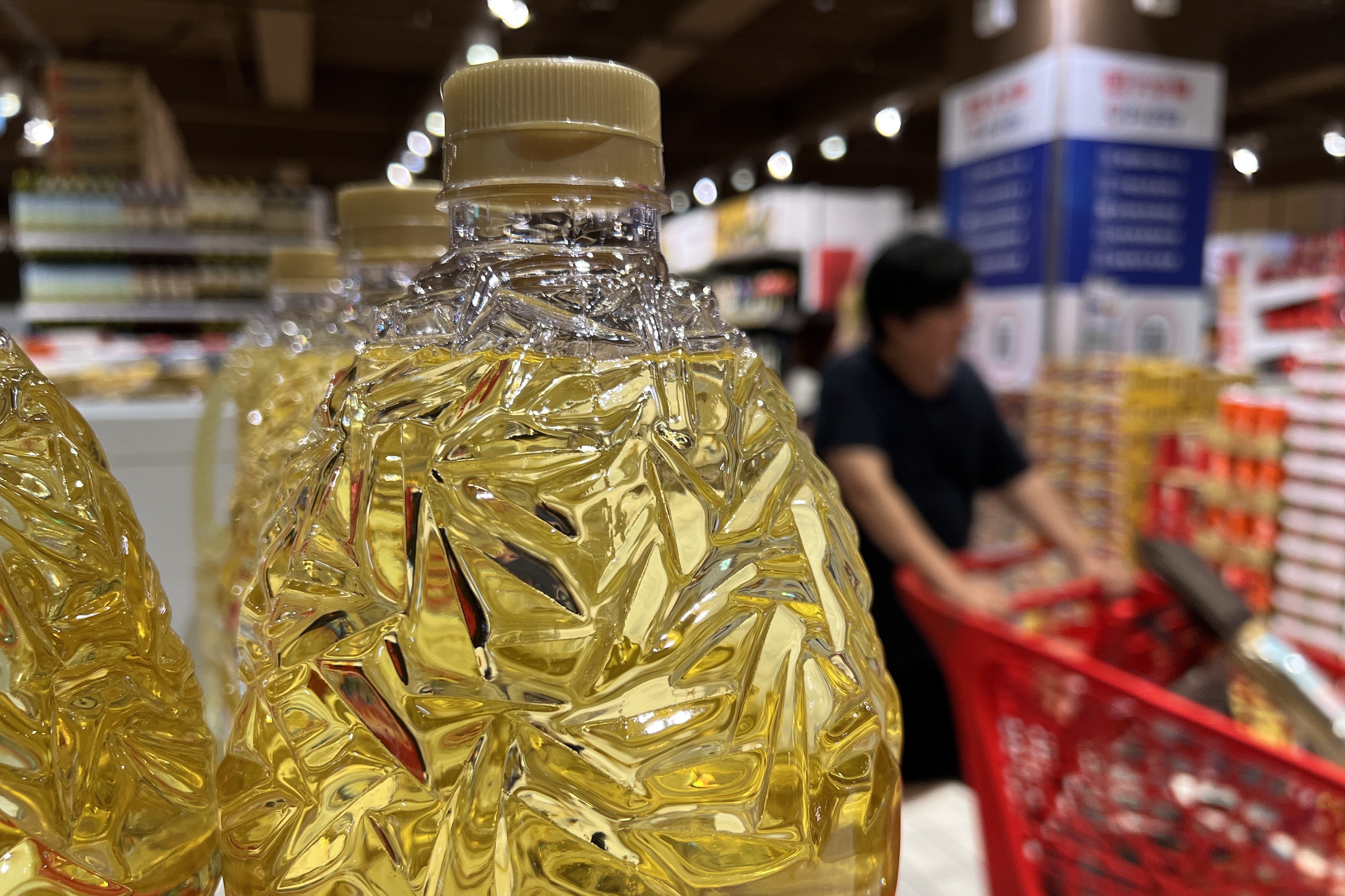 根據教育部掌握,目前有165校回報曾使用問題油品。(示意圖,鏡報李智為)