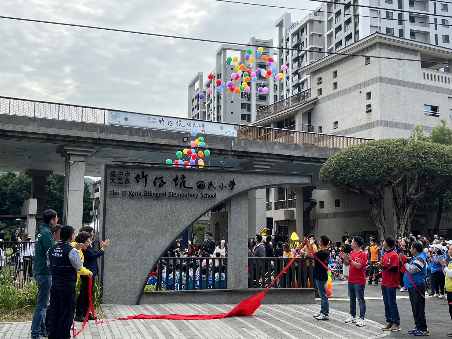 台中大里健民國小今年8月1日正式更名「竹仔坑國小」,今(2)日舉辦更名揭牌儀式。(台中市政府教育局提供)