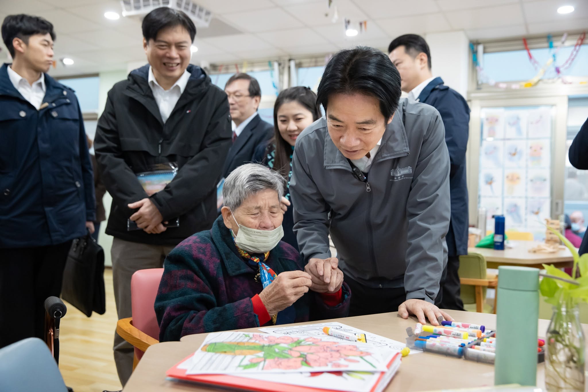 台灣進入超高齡社會,政府持續擴充長照服務,但仍充滿挑戰。 (示意圖,總統府提供)
