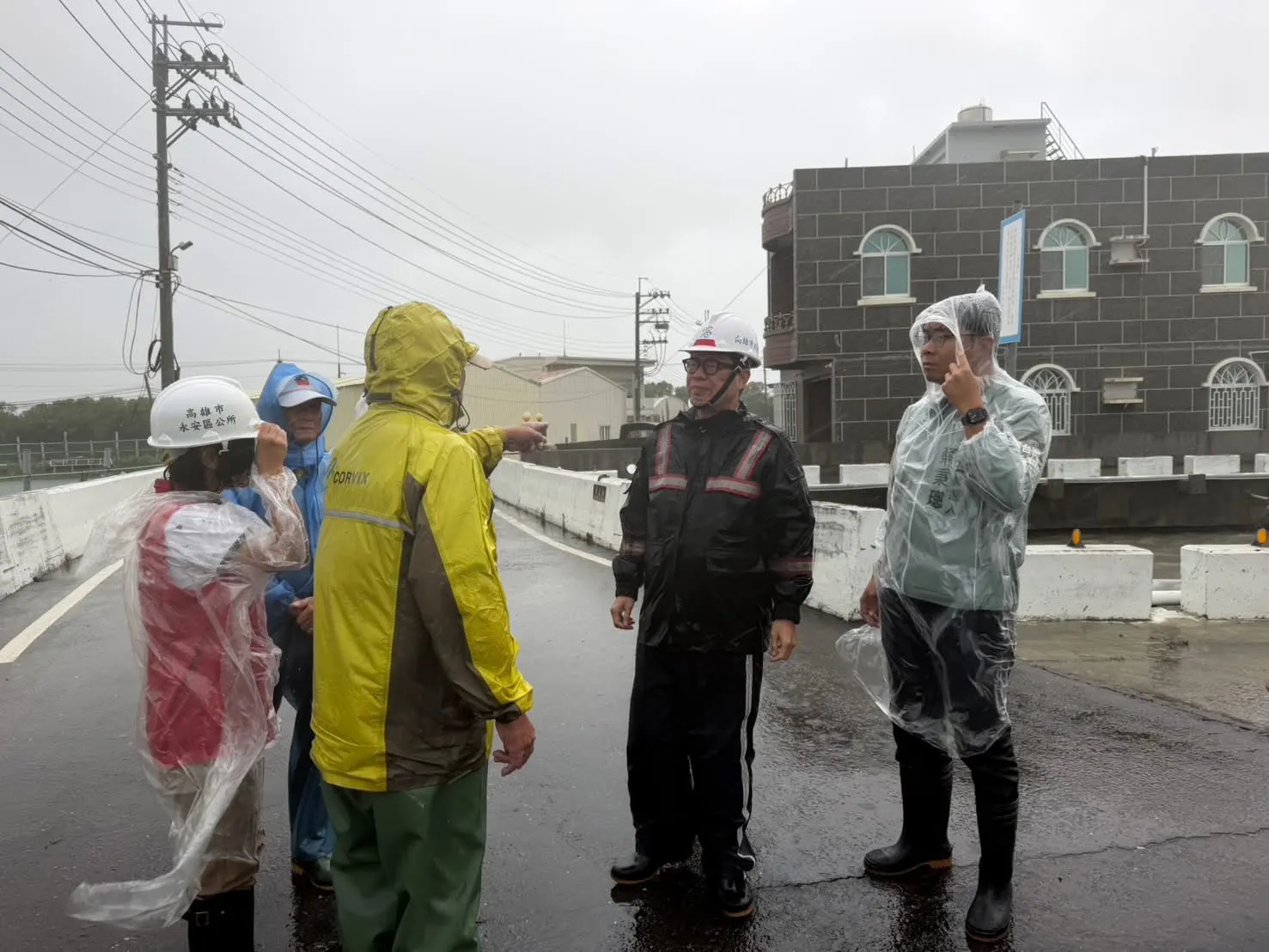 豪雨狂炸高雄「今天沒停班課」？　陳其邁：依氣象署預報做判斷決策