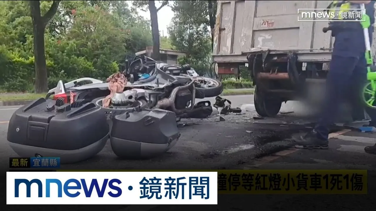 夫妻騎乘重機雙載外出　追撞停等紅燈小貨車1死1傷