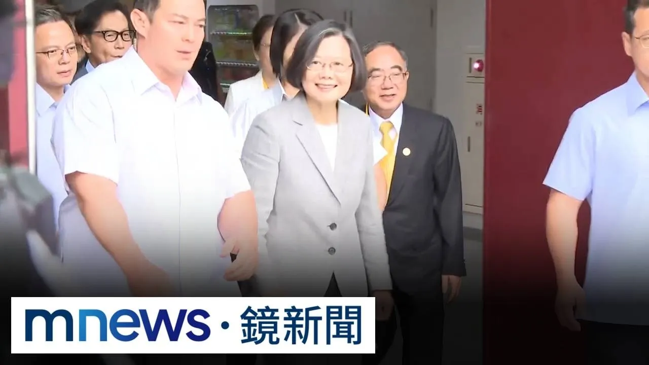 蔡英文受邀回台大演講　與「同班同學」蔡明忠同台
