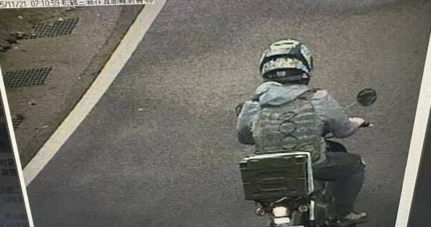 據監視器畫面,21歲江姓男子騎機車前往和平區松鶴端,沿八唐縱走路線登山。(翻攝畫面)
