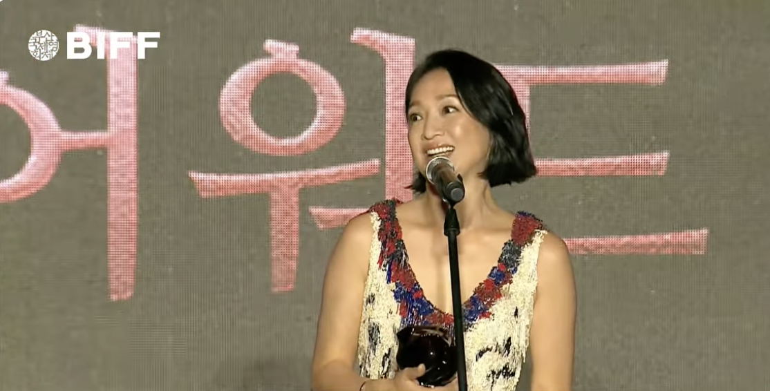 周迅釜山影展奪最佳演員哽咽告白父母　台灣導演李芸嬋獲最佳導演