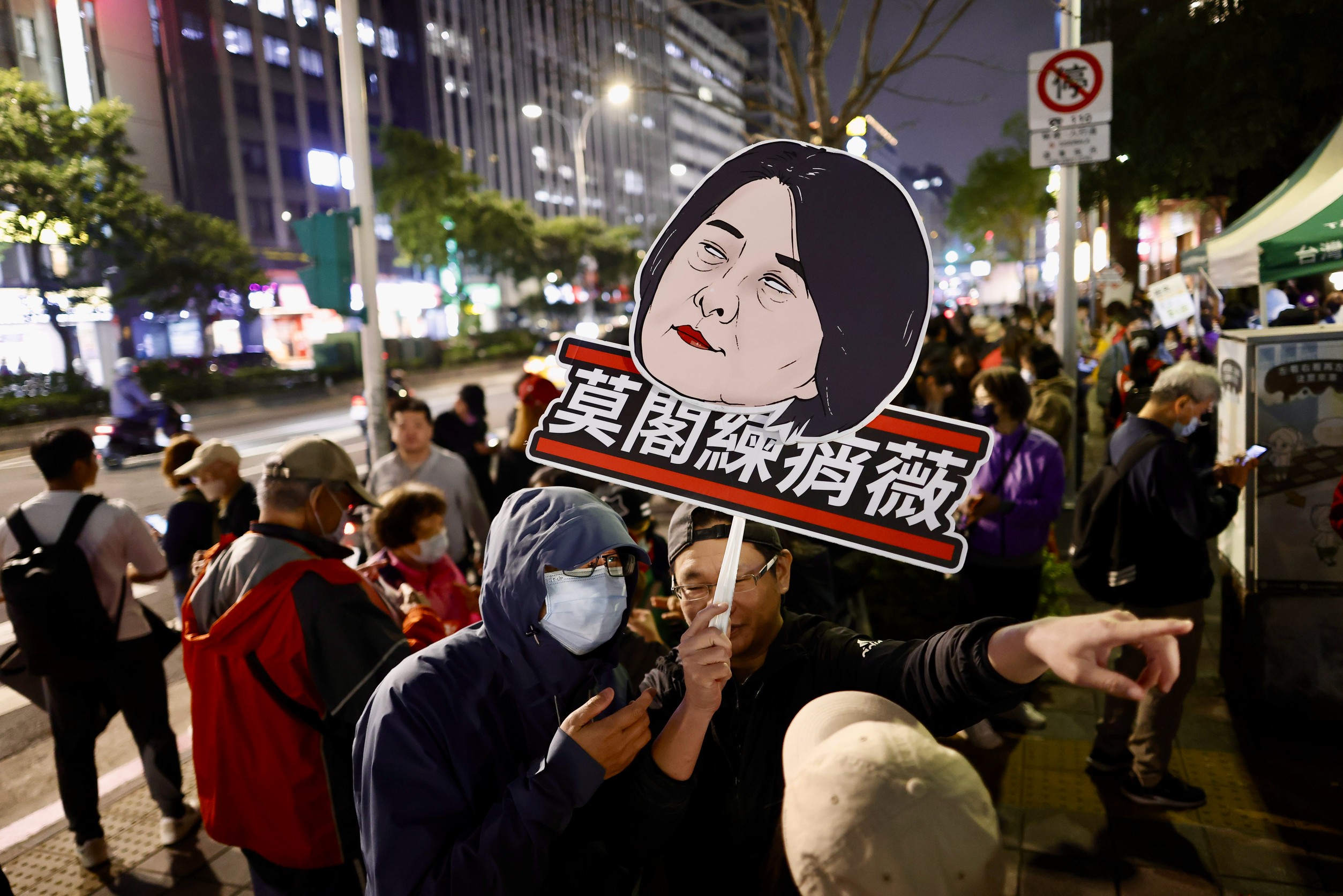 昨晚間,罷免王鴻薇連署站人潮爆炸。