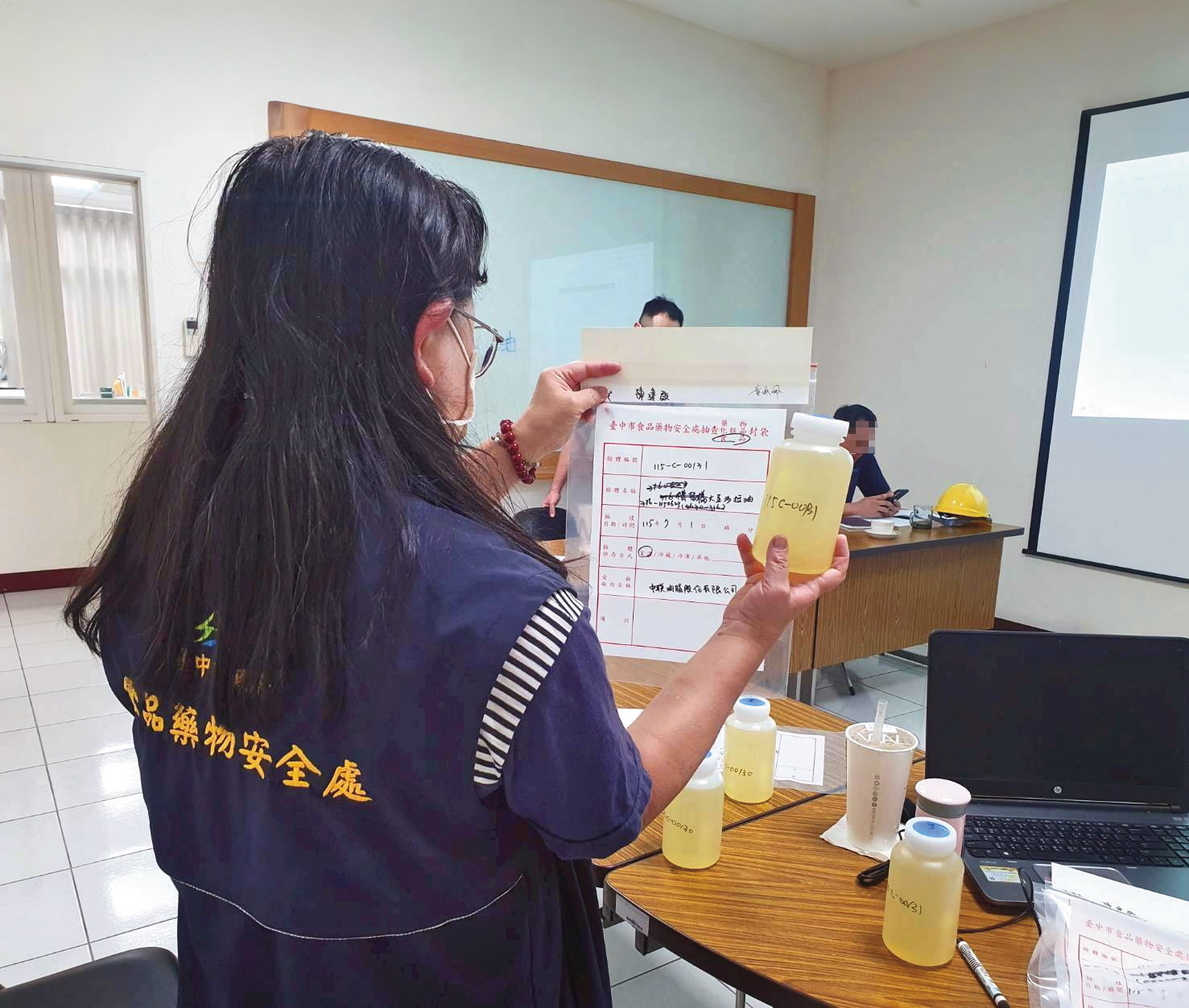 上月爆發油品苯駢芘超標案,造成社會食安恐慌。(台中市衛生局提供)
