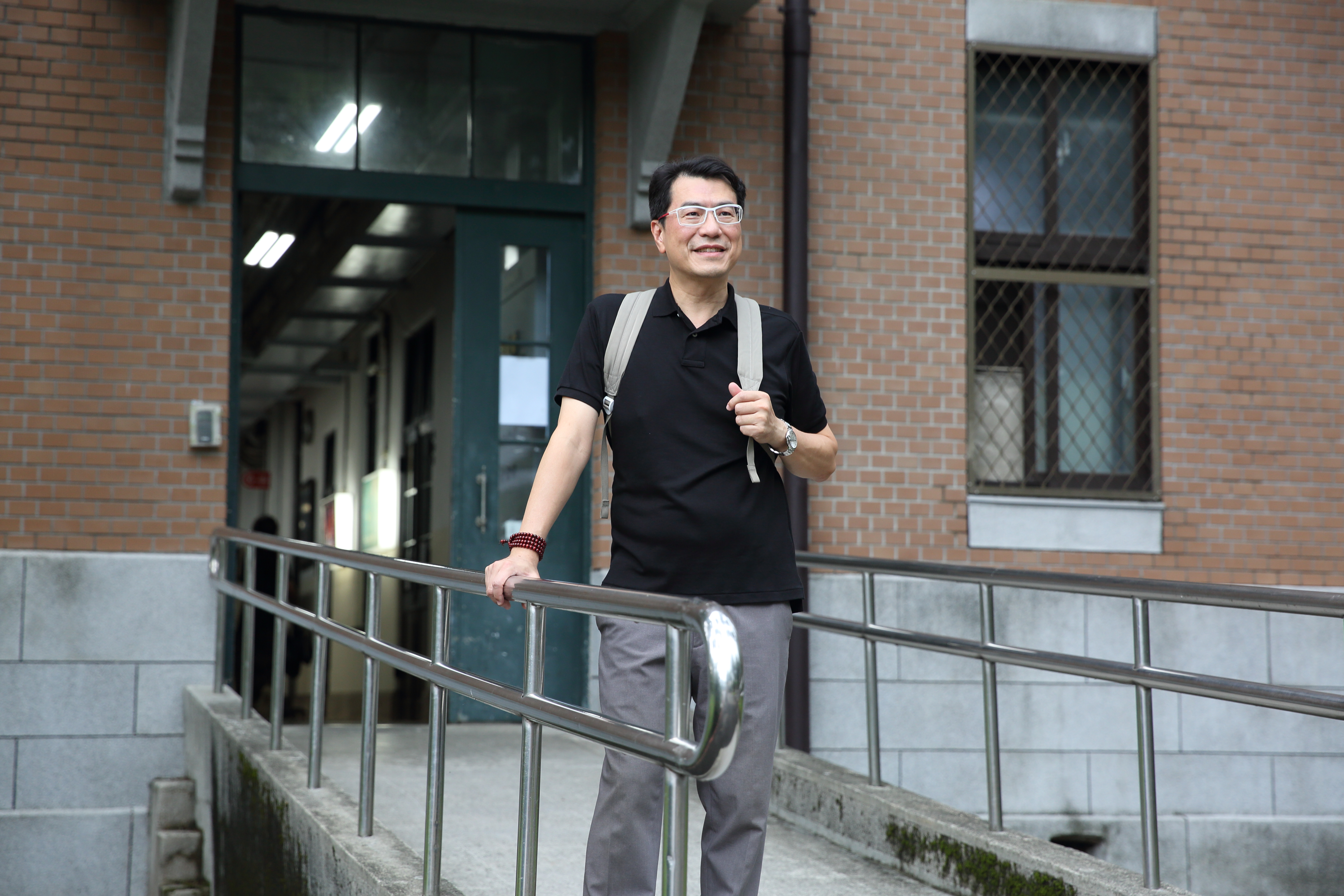 台股衝刺5萬點關卡臨門一腳,專家鍾國忠建議,持股者可逢高落袋,空手者可低接龍頭股。