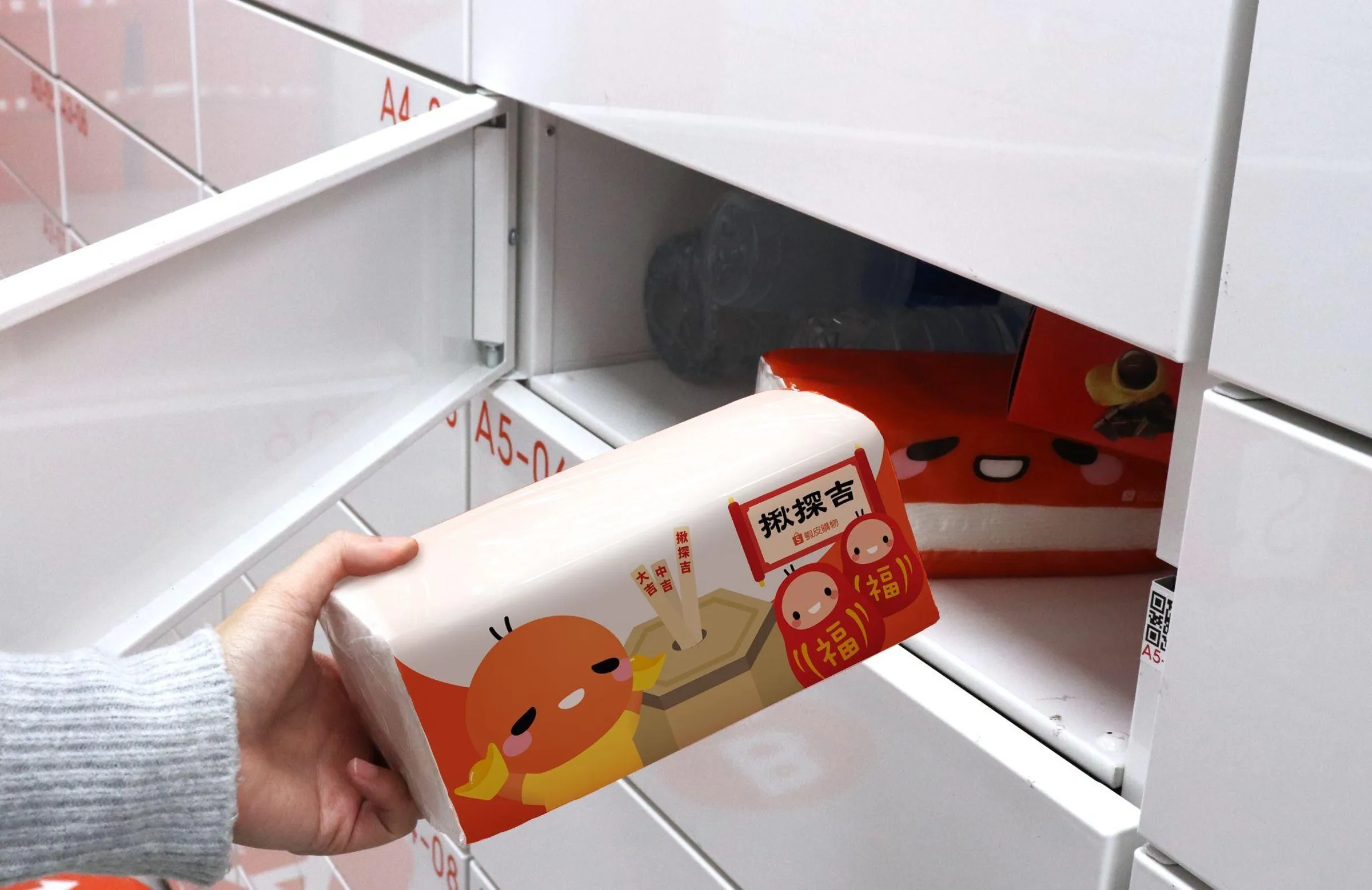 近日有網友到蝦皮智取店取貨時,發現櫃子裡的檔板可以「輕易」拆下。(示意圖,蝦皮提供)