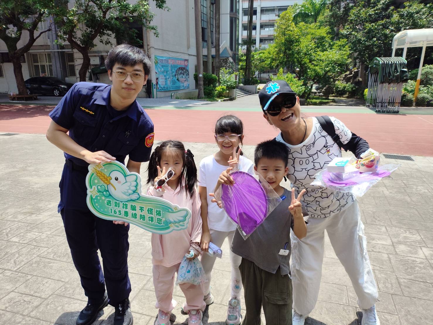 土城警分局識詐宣導團與民眾互動。